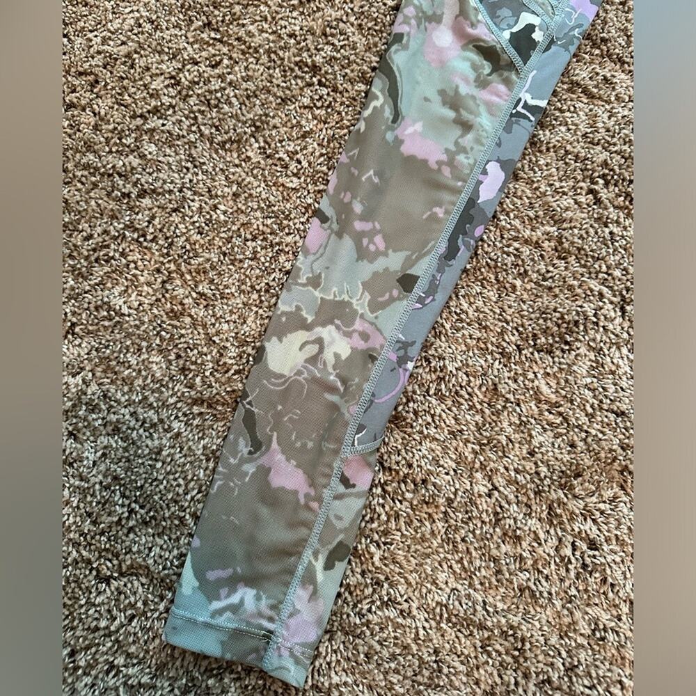 Gymshark Women’s Size Small patterned leggings, (see waist measurements) - Picture 3 of 11